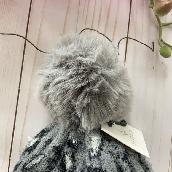 Leopard Print Knitted Pom Pom Beanie - Picture 5 of 5